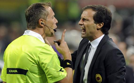 Max Allegri discute con Valeri in Milan-Inter