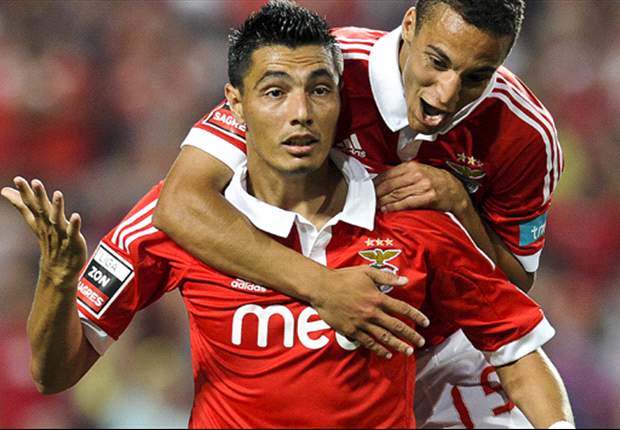 El paraguayo Oscar Cardozo, renovó su contrato con el Benfica 
