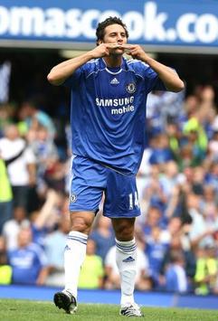 Claudio Pizarro celevrates his debut goal for Chelsea