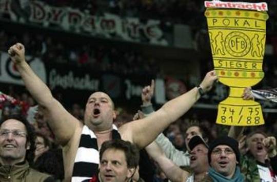 Die Fans von Eintracht Frankfurt feiern das Ereichen des DFB-Pokal-Finals nach dem Sieg gegen Arminia Bielefeld (AFP)