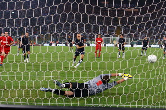 Lazio-Dinamo Bucarest: Lobont respinge il rigore calciato da Rocchi (Foto Grazia Neri)