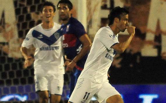 Ariel Cabral celebra su gol ante Tigre
