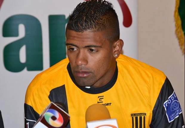 Reina sigue de amores con la red