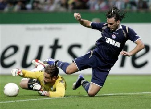 Werders Keeper Wiese riskiert gegen Balaban Kopf und Kragen