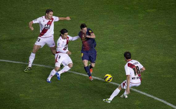 Leo Messi, del Barcelona, marcado por tres hombres del Rayo Vallecano