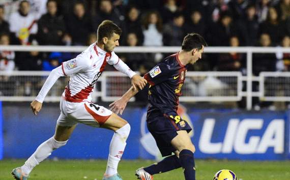 Tito marca a Leo Messi durante el Rayo Vallecano-Barcelona