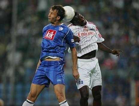Luftduell: Bochums Christoph Dabrowski gegen Thimothee Atouba vom HSV (firo)