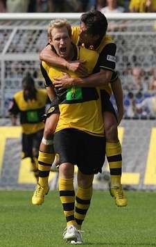 Huckepack: Florian Kringe erlöst den BVB, Valdez gratuliert (firo)
