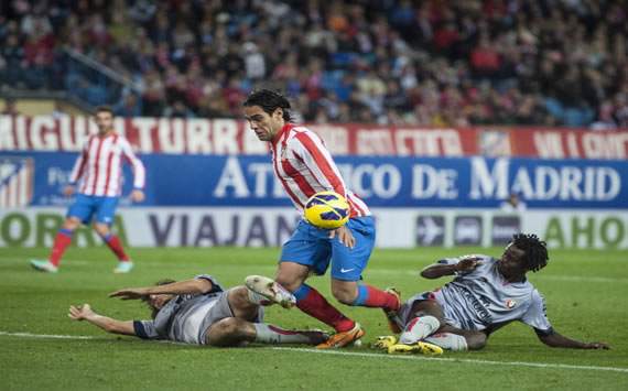 Radamel Falcao, Anthony Annan y Alejandro Arribas - Atletico de Madrid v Osasuna