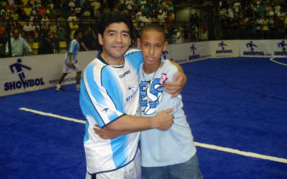 Neymar subió una foto con Maradona a su cuenta personal de Twitter