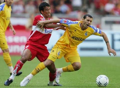 Harte Bandagen: Stuttgarts Pavel Pardo gegen Duisburgs Mihai Tararache (firo)
