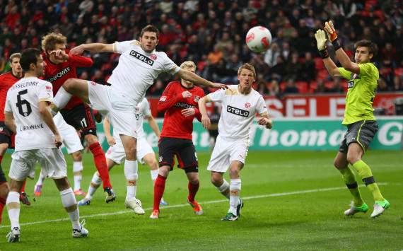 Kiessling impulsa al Leverkusen y el Schalke se hunde