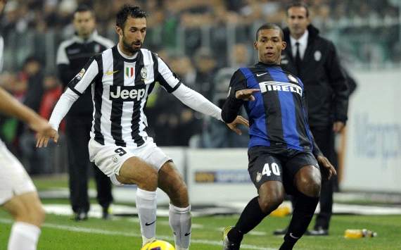 Mirko Vucinic against Juan Jesus - Juventus-Inter