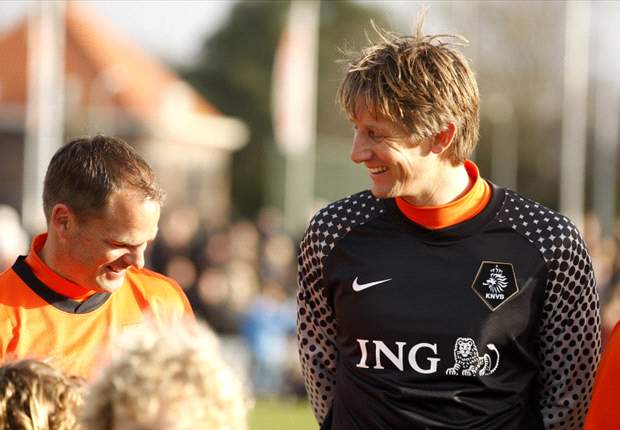 Van der Sar set for Ajax return