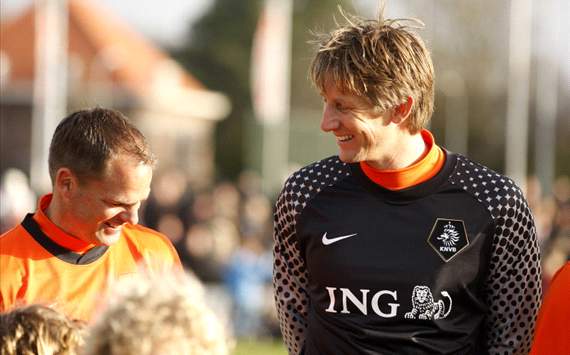 Update: Ajax voert gesprekken met Van der Sar