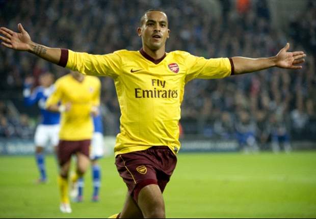 Walcott calls for patience amid Arsenal contract talks