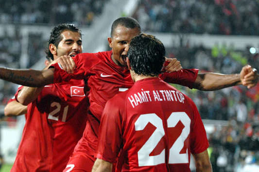 Euro 2008 Elemeleri: Mehmet Aurelio, Halil & Hamit Altıntop (Türkiye) (tff.org)