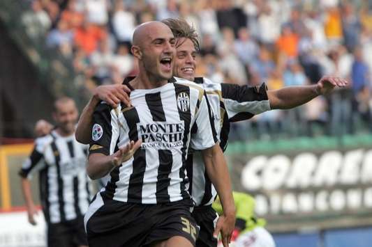 La gioia di Maccarone dopo il goal del vantaggio (Foto Grazia Neri)