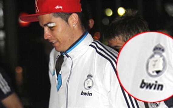 Cristiano Ronaldo se tapa el escudo del Real Madrid con un esparadrapo 