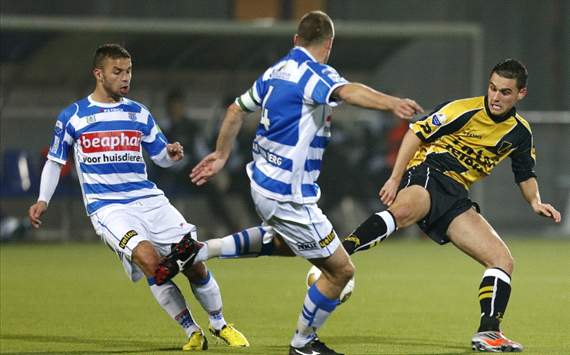 Alex Schalk tussen twee PEC-spelers, PEC Zwolle - NAC Breda