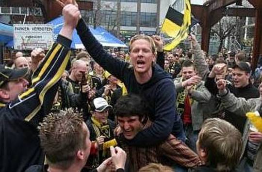 Alemannia Aachen bejubelt den Aufstieg in die Bundesliga (AFP)