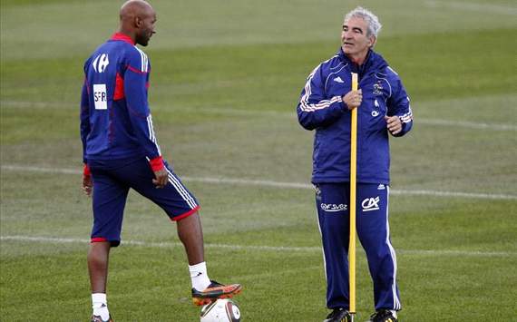 Raymond Domenech llama 'mocosos' a Nicolas Anelka y Franck Ribéry