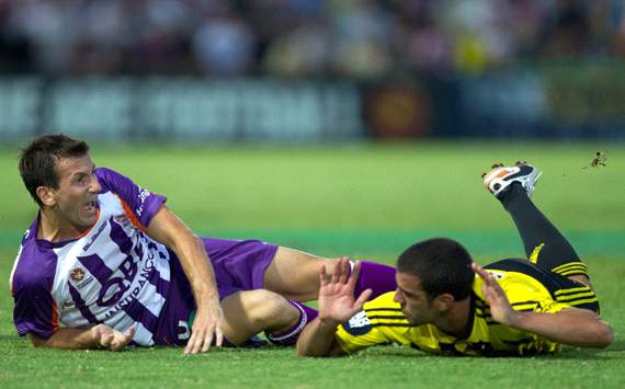 Liam Miller - Perth Glory - Manny Muscat - Wellington Phoenix