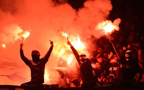 Rauchbomben, Hass-Banner, Bengalos - 50.000 Euro Strafe für Schalke 04