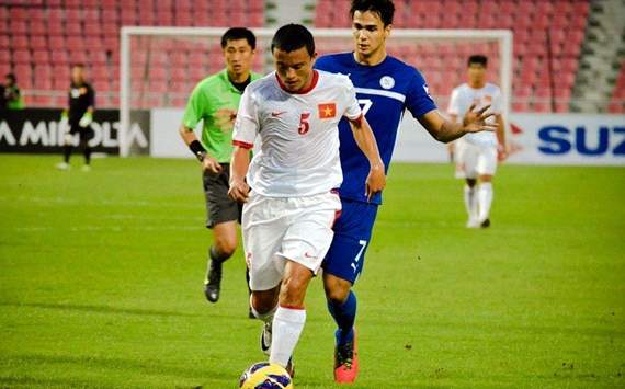 AFFSC Nguyen Van Bien and Phil Younghusband vietnam v Philippines