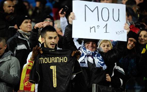 Aficionados en el Santiago Bernabéu apoyan a José Mourinho
