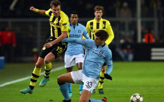 Kevin Großkreutz und Matija Nastasic fighten um den Ball