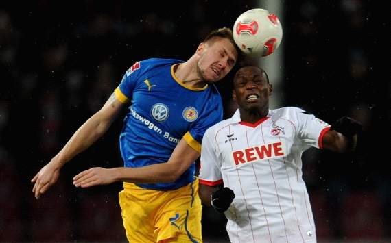 Anthony Ujah und Ermin Bicakcic wollen den Ball
