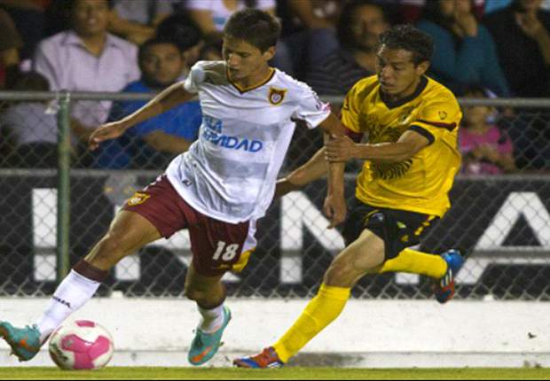 Méxicano Jürgen Damm estaría a prueba en el Manchester United