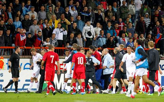 Briga em partida do Sub-21 acarreta em punições para Sérvia e Inglaterra