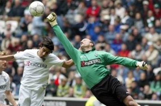 Kasey Keller of Borussia Mönchengladbach saves against Hertha BSC (AFP)