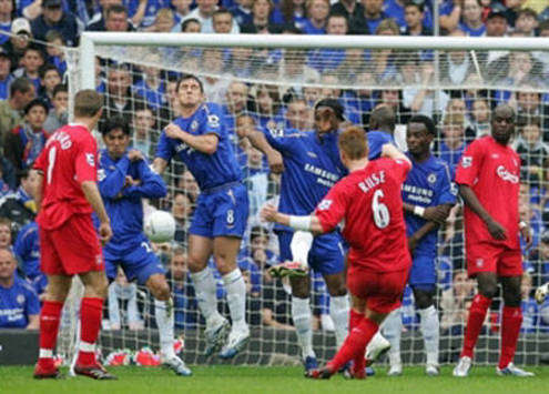Riise scores in Liverpool vs Chelsea (AFP)
