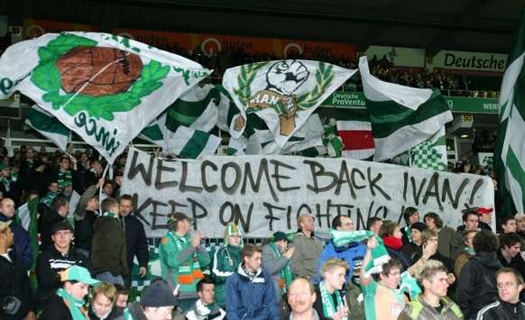 Werders Fans begrüßen Ivan Klasnic (firo)