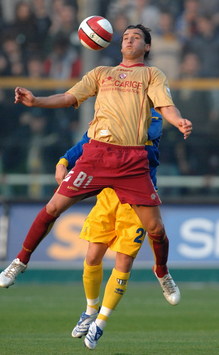 L'attaccante del Livorno Erjon Bogdani in azione (Foto Grazia Neri)