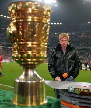 Alle wollen den DFB-Pokal - auch Bayern Münchens Oliver Kahn (firo)