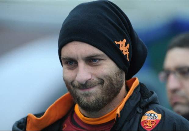 Daniele De Rossi ha saltato la prima seduta settimanale della Roma. Sempre più insistenti le voci di un addio già nel prossimo mercato di riparazione, ma i tifosi sono con lui...