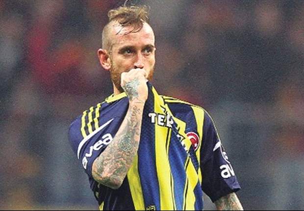 Meireles pega gancho pesado após cuspir em juiz na Turquia