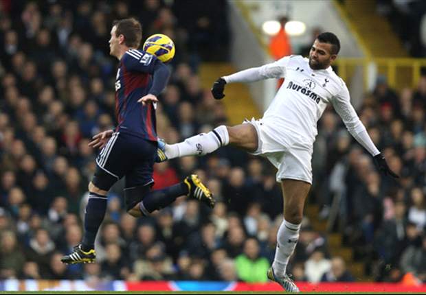 Tottenham midfielder Sandro undergoes knee surgery