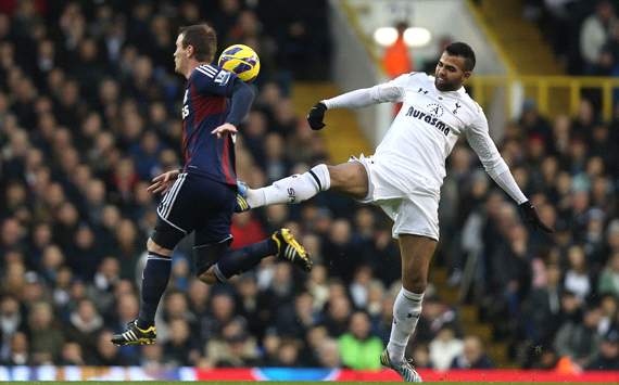 Tottenham midfielder Sandro undergoes knee surgery