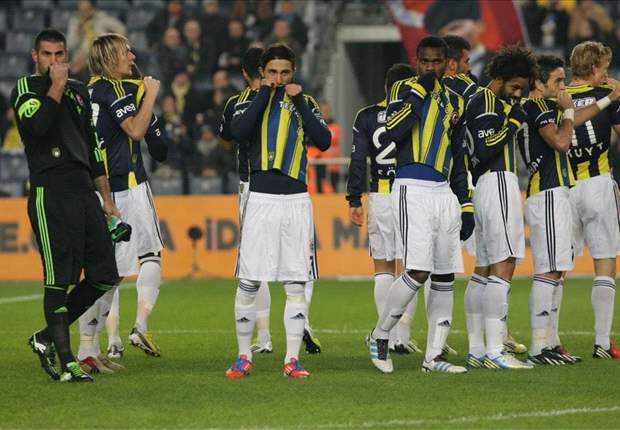 Raúl Meireles fue suspendido once fechas