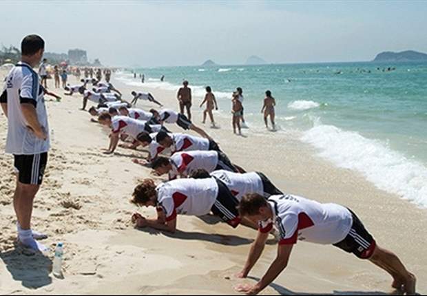 Ajax faz inter-temporada no Rio e sofre com calor
