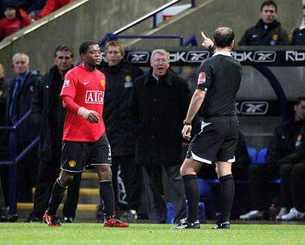 EPL: Alex Ferguson and Mark Clattenburg, Bolton Wanderers v Manchester United (PA)