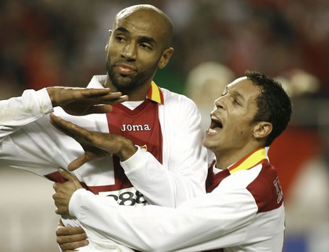 Kanoute - Adriano - Sevilla-Arsenal (Marca)