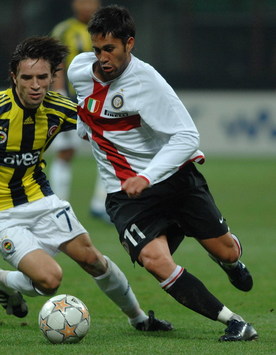Il centrocampista dell'Inter Jimenez in azione contro il Fenerbahçe (Foto Grazia Neri)