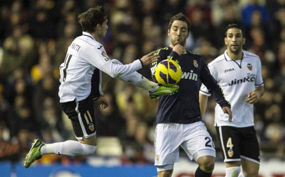 Pablo Daniel Piatti, Gonzalo Higuaín, Adil Rami - Valencia v Real Madrid