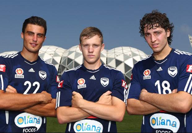 Makarounas [left], with fellow new Victory signings Scott Galloway [centre] and Francesco Stella [right].